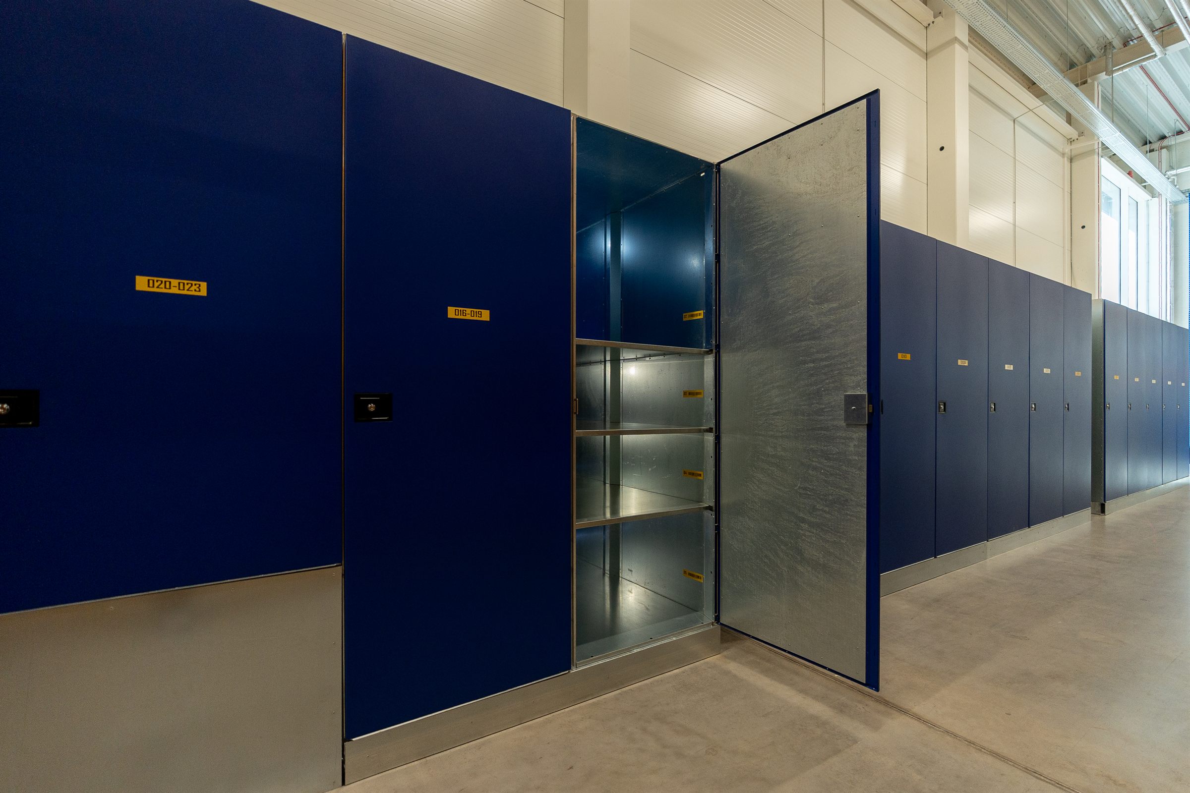 A long bank of Qeeper Heavy locker modules at scale