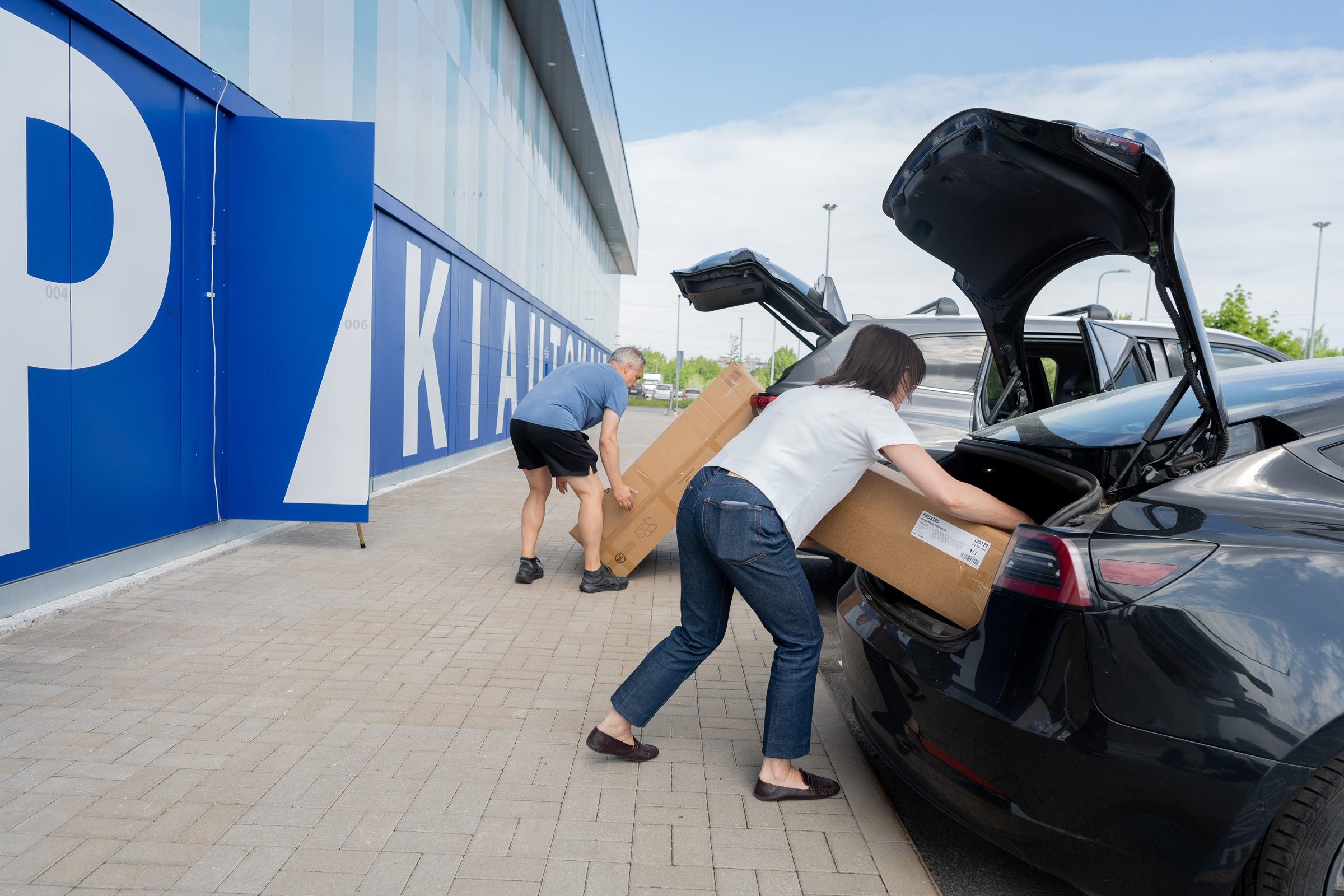 Customer collecting a parcel from a Qeeper Heavy pickup point